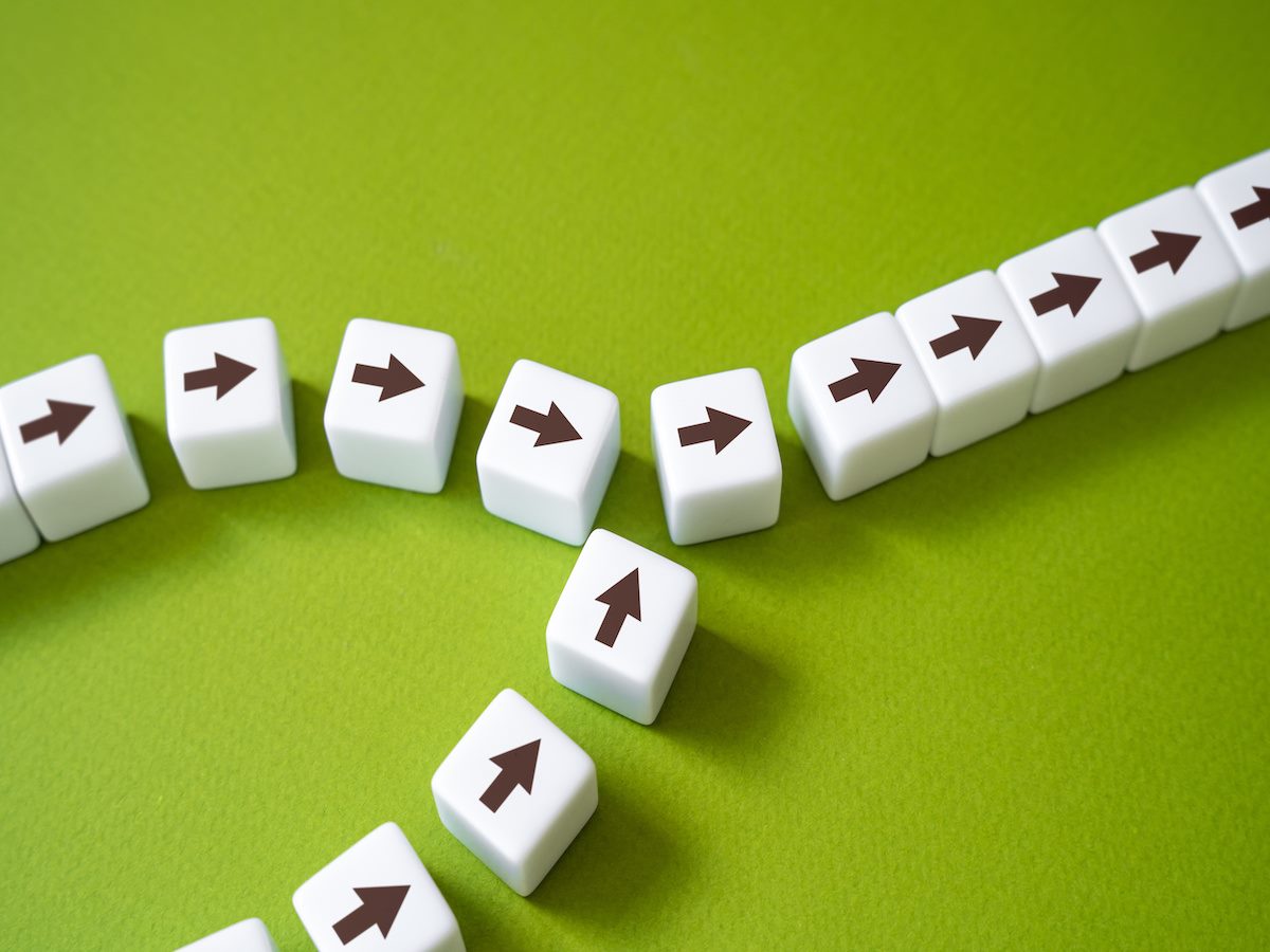 Arrows on dice merging into one line