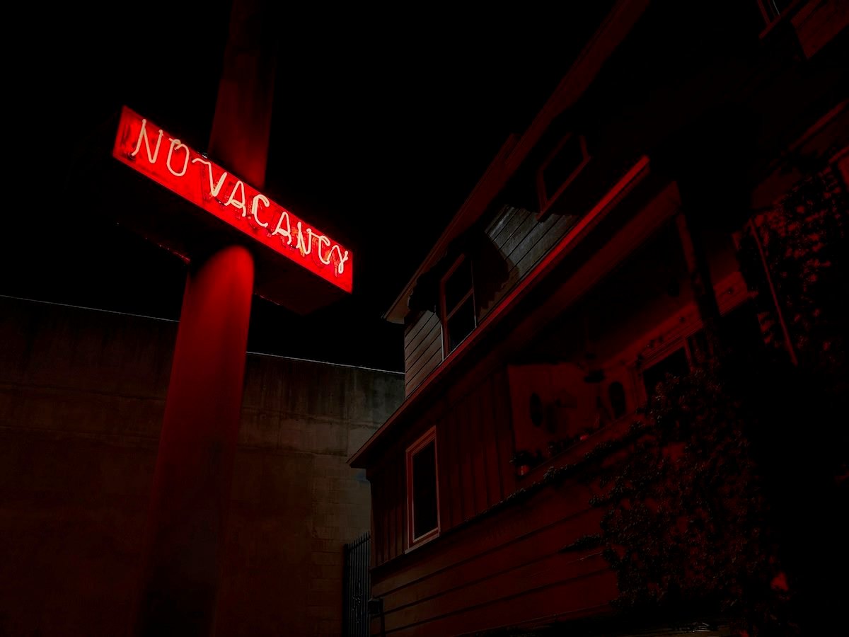 a neon no vacancy sign lit up at night