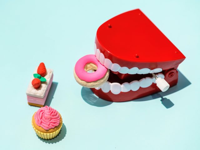 chatterteeth toy eating toy desserts