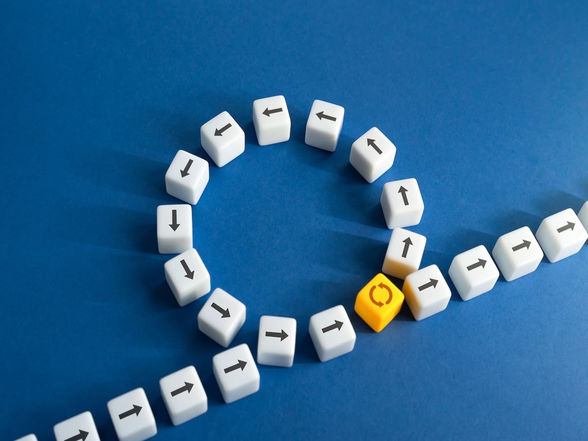 Cubes with arrows on them creating a loop formation