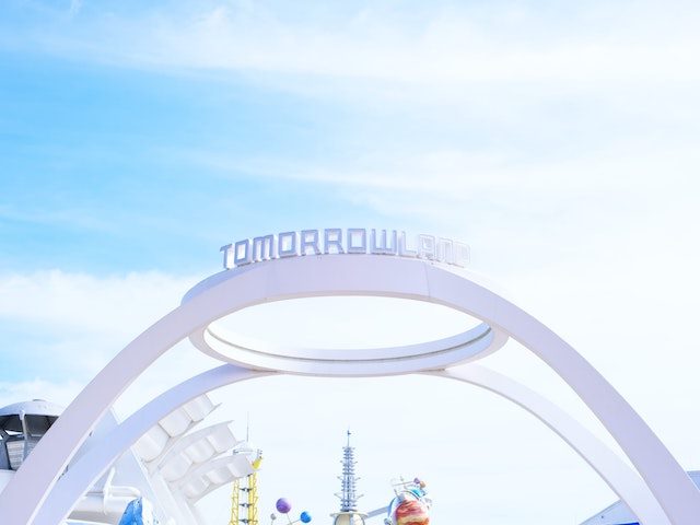Tomorrowland written on top of a white futuristic arch