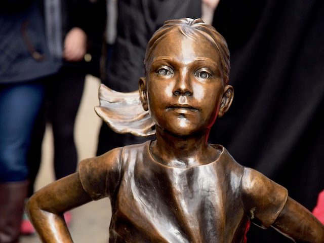 fearless girl statue in Wall Street