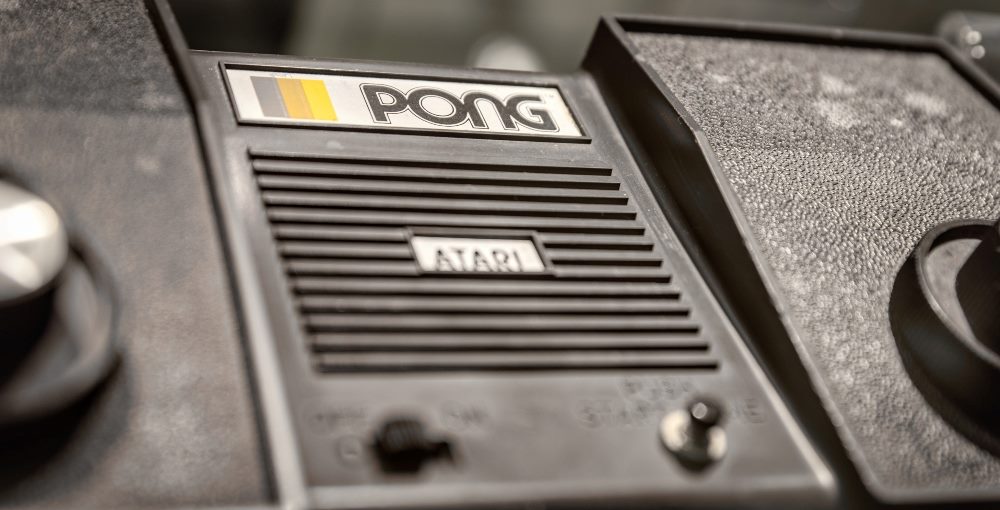 A black retro Atari pong game, representing the work by DishBrain fusing AI and brain cells.