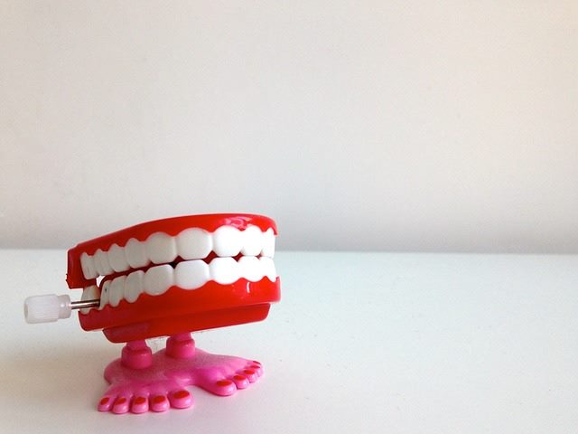 chatter teeth toy