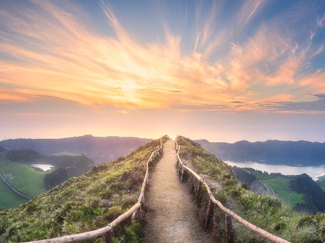 A beautiful path leading to a mountain landscape and a body of water in piece about customer data analytics AI.