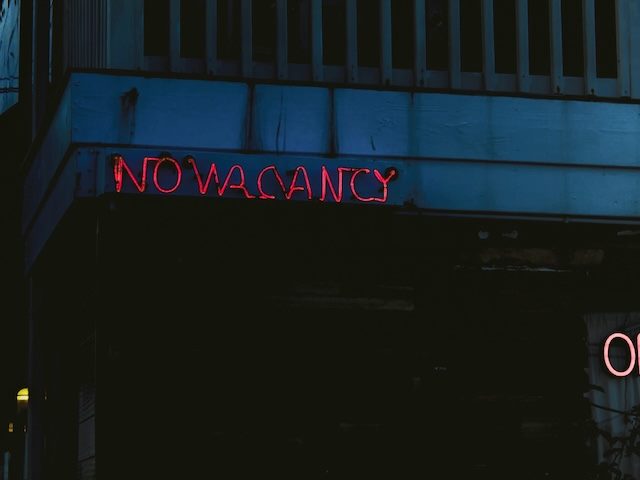 no vacancy sign, lit up at night