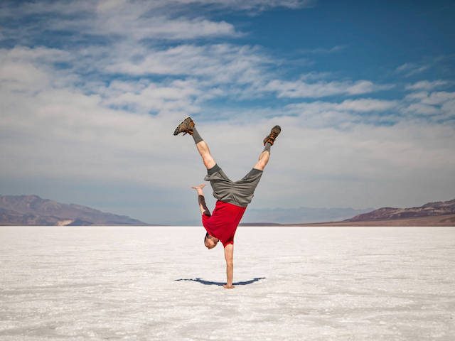 one-handed handstand