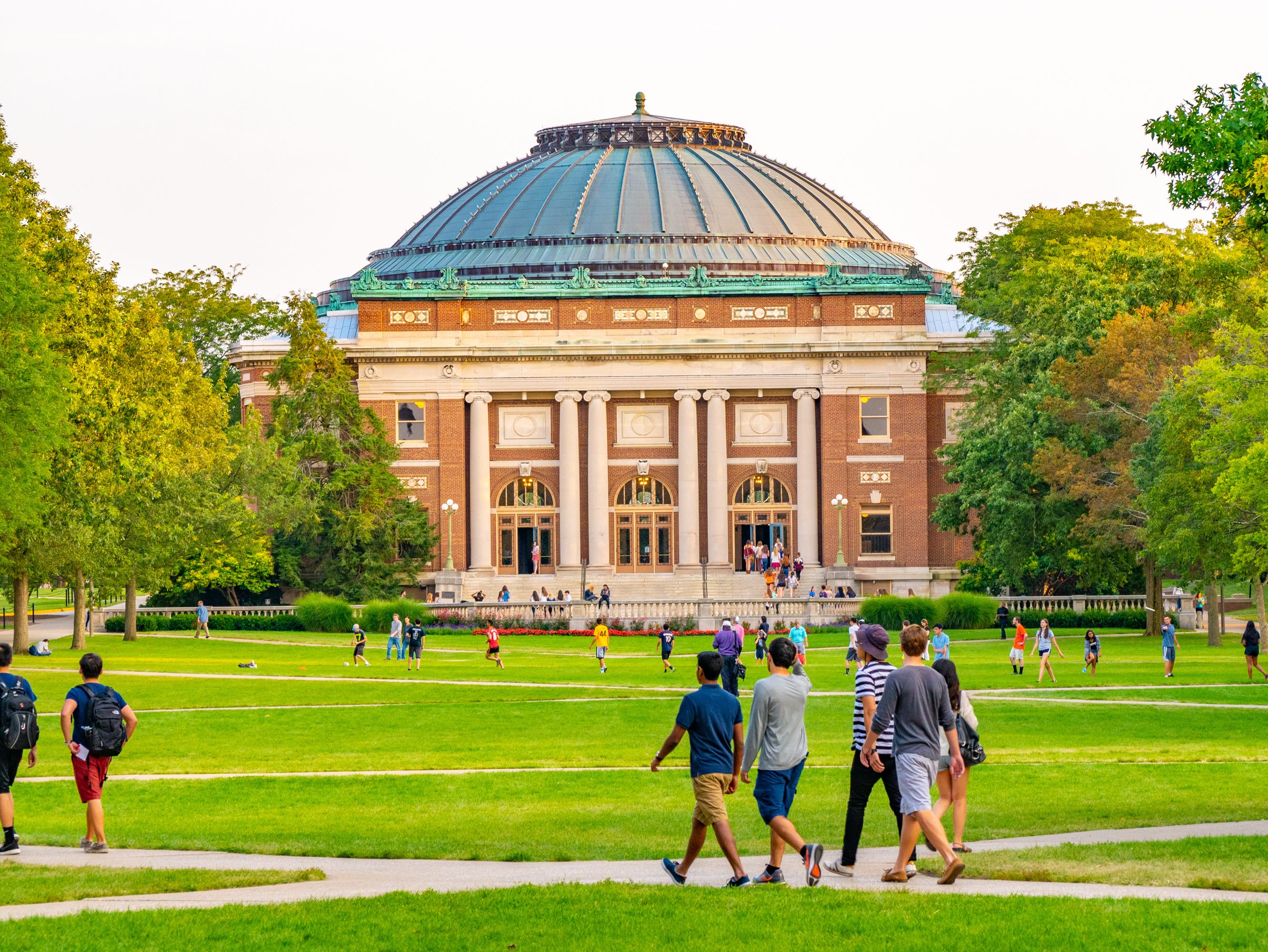 College students walk on the quad lawn of the University of Illinois campus in Urbana, Illinois 