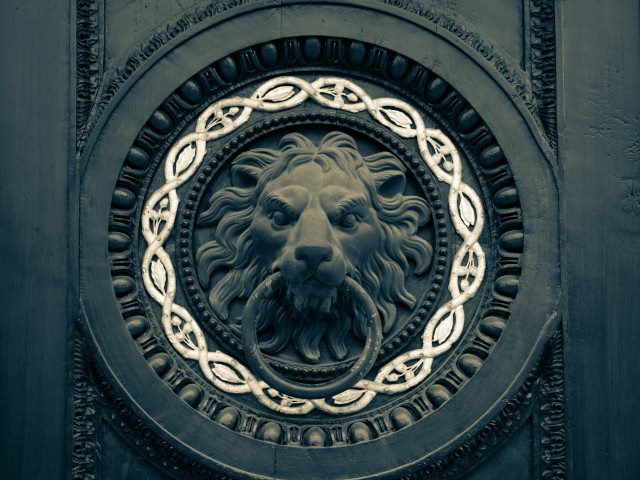 Lion door knocker on a door.
