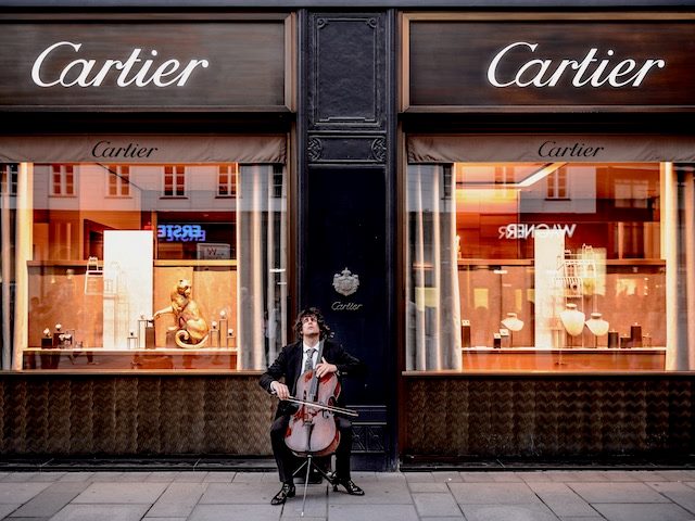 viola player playing in front of a Cartier store
